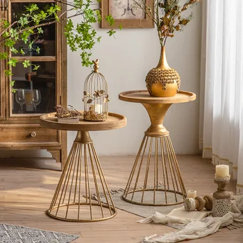 Художественный минималистичный приставной столик Круглый из массива дерева с золотой железной основой, журнальный столик для мини-гостиной, прикроватный столик, Декоративная мебель